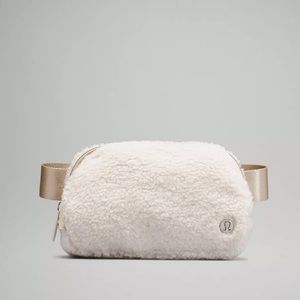 Lululemon Natural Ivory/Trench Sherpa Everywhere bag belt